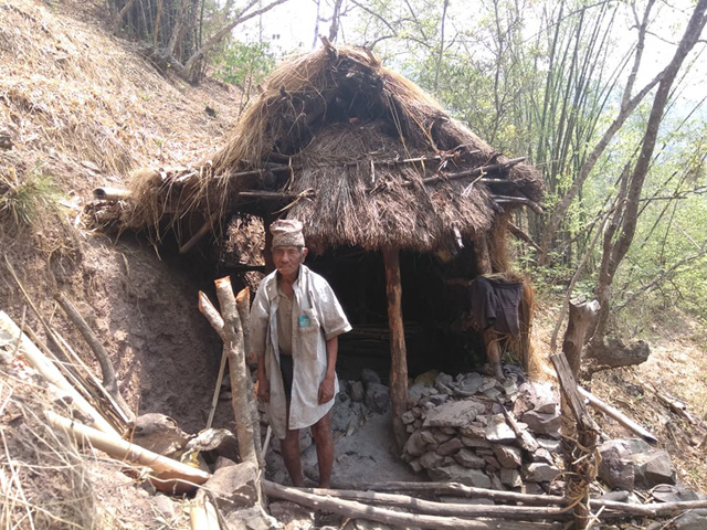 कुष्ठराेगका कारण ३० वर्षदेखि जंगलमा बास