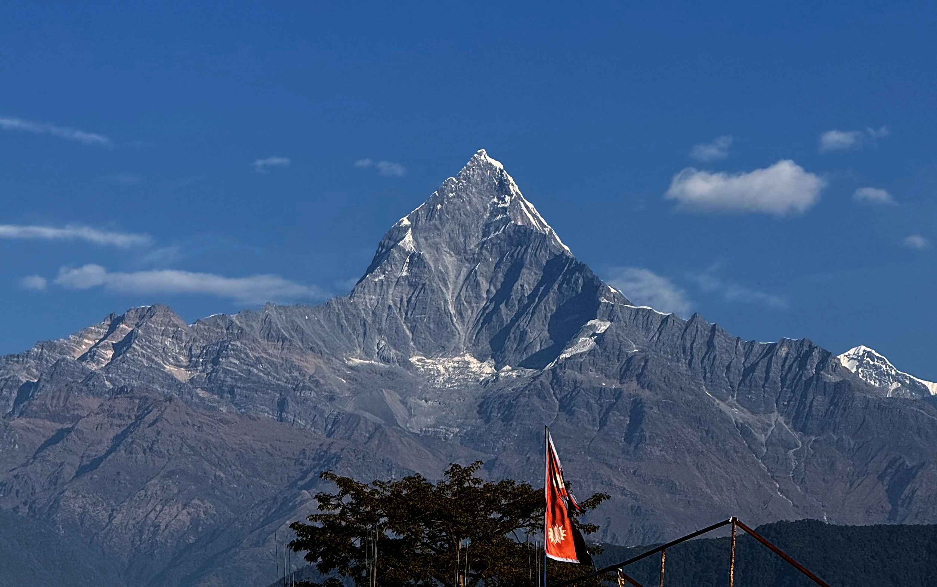 कालो पत्थर जस्तो माछापुच्छ्रे