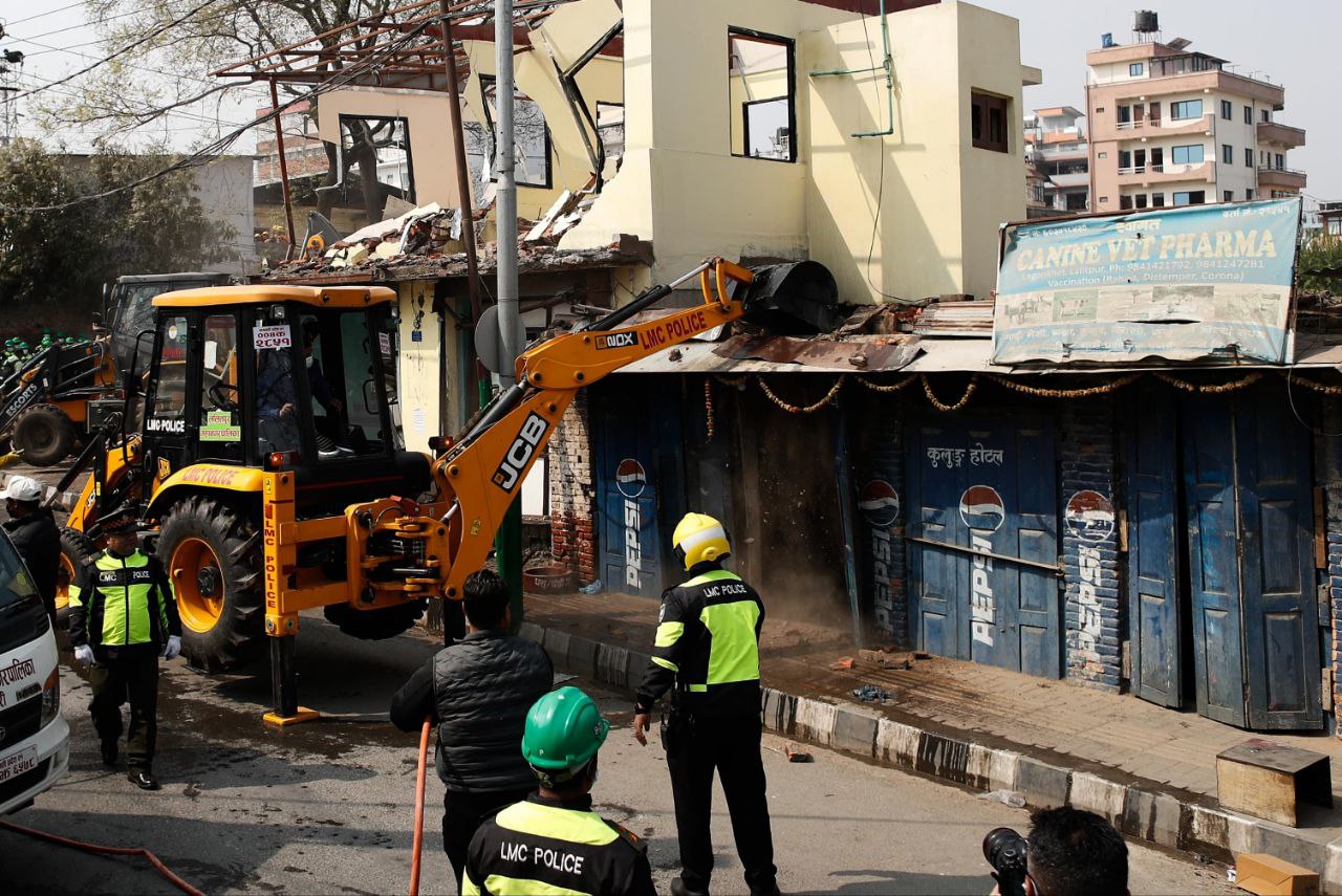 वडा कार्यालय भवनमै चल्यो महानगरको डोजर (तस्वीरहरू)