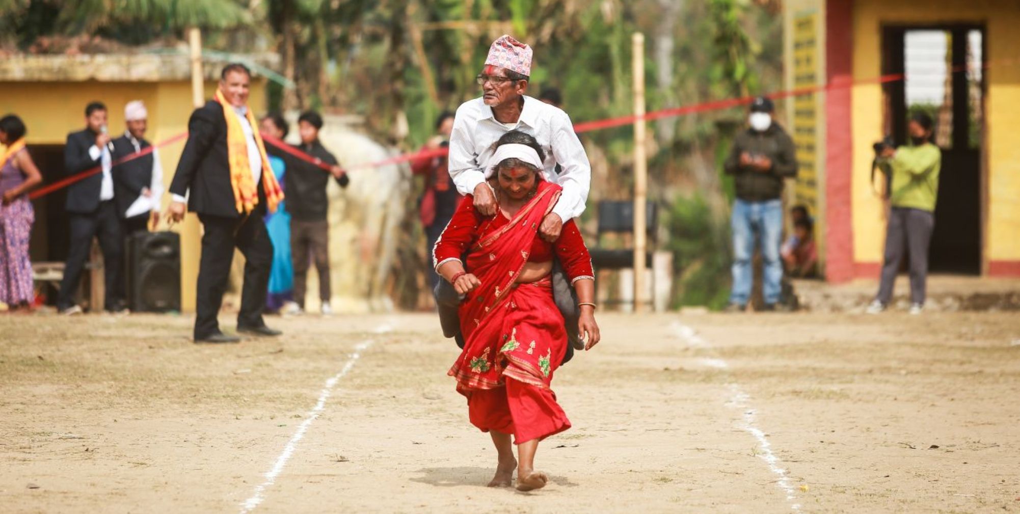 महिला दिवसमा श्रीमान्‌ बोकेर दौडिए महिलाहरू (तस्वीरहरू)