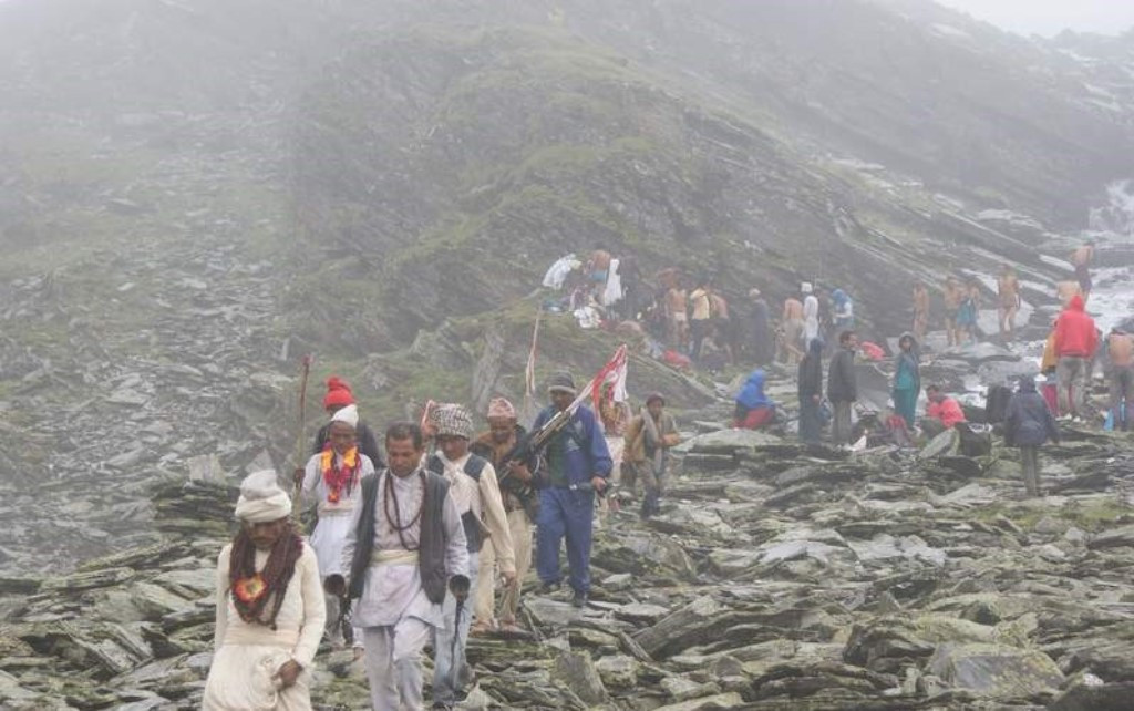 शुरु भयो छायाँनाथ धामको तीर्थयात्रा, बाहिरी जिल्लाका भक्तजनलाई रोक