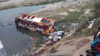 तीन वटा दुर्घटनामा बालबालिका सहित १९ जनाले ज्यान गुमाए