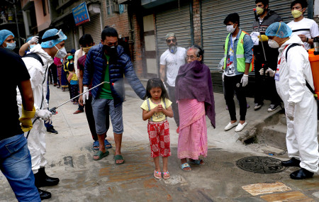 काेराेनाभाइरस राेक्ने नाममा मानव स्वास्थ्यमा गम्भीर खेलवाड, शरीरमै छरियो हानिकारक रसायन