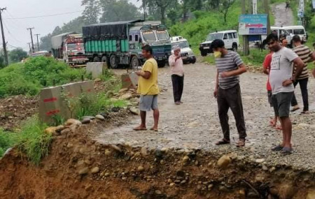 वर्षाले सडक भासिंदा पूर्व-पश्चिम राजमार्ग अवरुद्ध