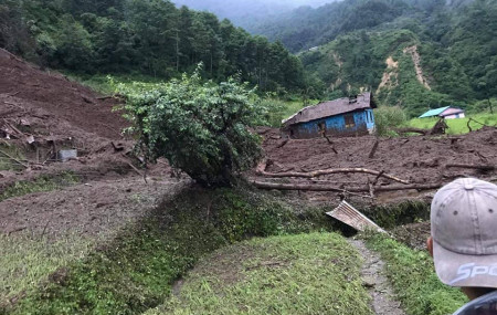 सिन्धुपाल्चोक पहिरोमा परी ५ बेपत्ता (अपडेट)