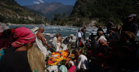 १३ जनाको दाहसंस्कार गर्न मलाम हिंडेको चिउरी गाउँ