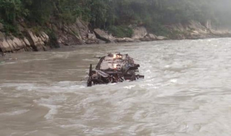 पेट्रोल बोकेको ट्यांकर त्रिशूलीमा खस्यो, चालक र सहचालक सकुशल