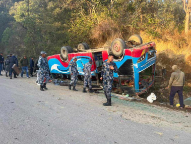 पिकनिक जाँदै गरेको बस दुर्घटना, ३० जना घाइते