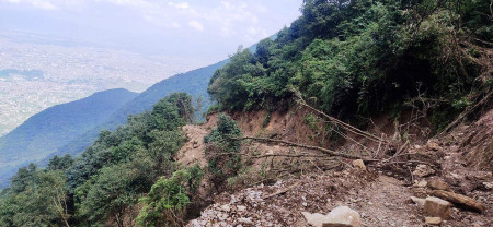 चम्पादेवीको जंगल मासेर खनेको सडकमा पहिरैपहिरो