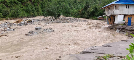 वर्षाले देशभर बाढीपहिरो र डुबान (तस्वीरहरू)