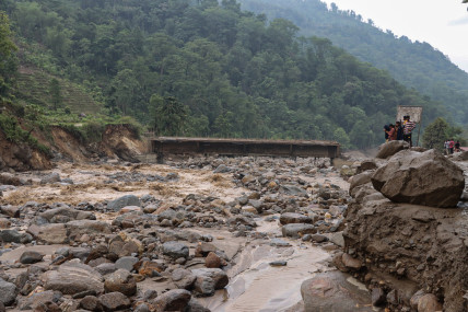 पहिरोमा हराएका आफन्त नभेटिएपछि कुशको शव बनाएर दाहसंस्कार