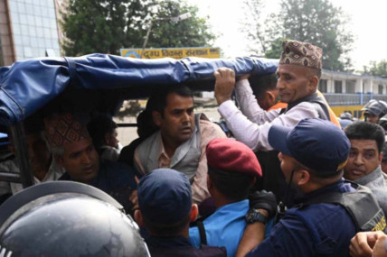 दूधको भुक्तानी माग्दै प्रदर्शनमा उत्रिएका किसानमाथि प्रहरी हस्तक्षेप