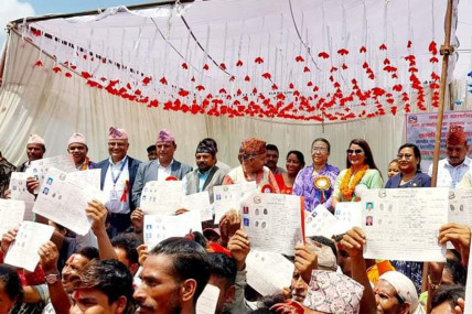 लम्कीचुहाका १३० भूमिहीन दलित परिवारलाई लालपुर्जा हस्तान्तरण