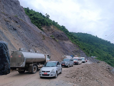 मुग्लिन नजिक पहिरो जाँदा पृथ्वी राजमार्ग अवरुद्ध