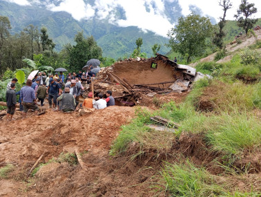 पहिरोमा पुरिएर एकै परिवारका चार जनाको मृत्यु