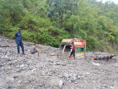 पहिरोले गाडी पुरियो, मध्यपहाडी लोकमार्ग अवरुद्ध