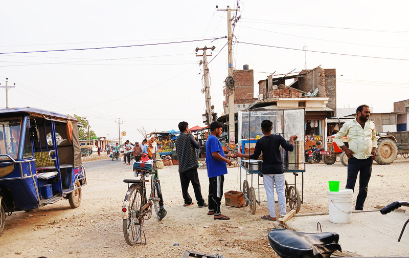 हुलाकी फर्किंदा जुर्मुराएका बजार