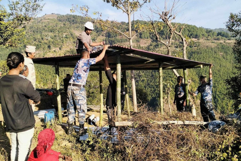 भूकम्प प्रभावितका लागि अस्थायी आवास बनाउँदै सशस्त्र प्रहरी