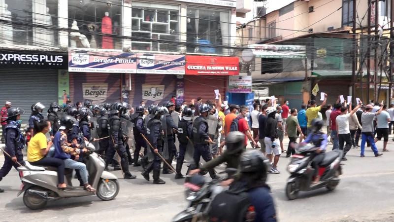 रथ तान्दा पक्राउ परेकालाई रिहाईको मागसहित धर्ना बसेकालाई ललितपुर प्रहरीले पार्‍यो तितरबितर