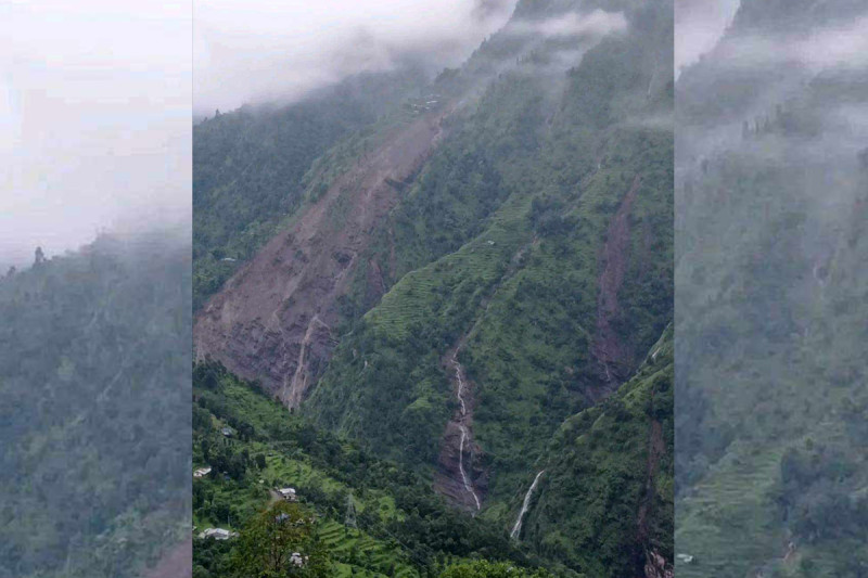 दोलखामा पहिरोमा परी बालकको मृत्यु, तीन जना सम्पर्कविहीन