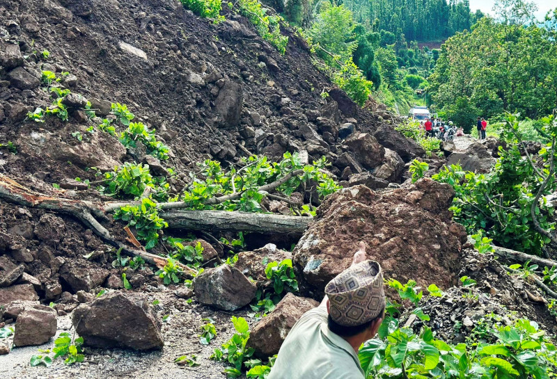 भेरी करिडोरको चार ठाउँमा पहिरो, यातायात अवरुद्ध