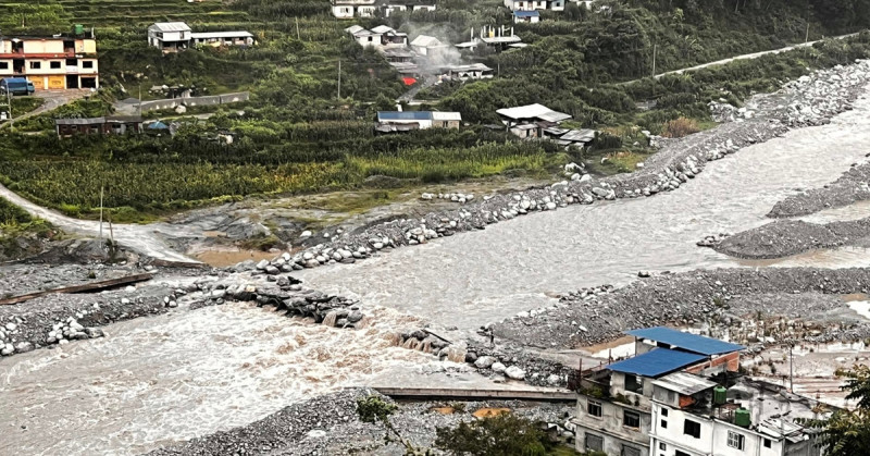 बाढीले मेलम्ची र इन्द्रावती नदीमा ह्युमपाइप राखेर बनाएको पुलमा क्षति